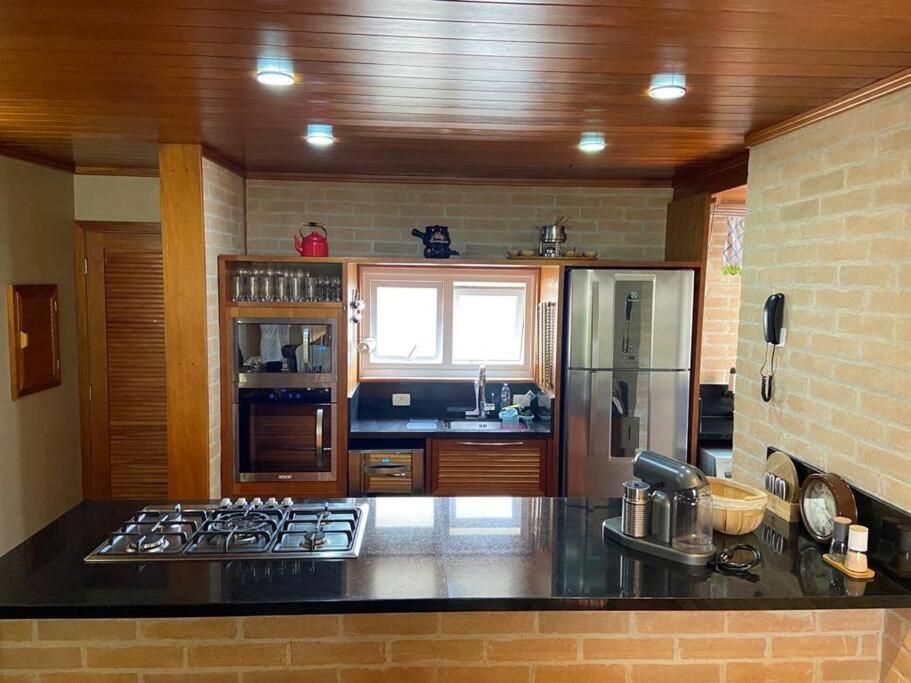 Apartamento D27 Charme E Conforto A 800m Do Capivari, Wi-fi, Aquecimento ,2 Vagas- By Hostyn