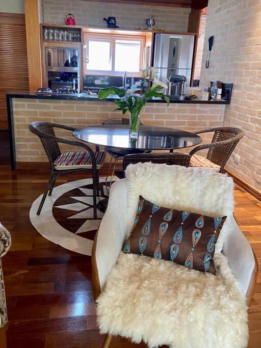D27 Charme E Conforto A 800m Do Capivari, Wi-fi, Aquecimento ,2 Vagas- By Hostyn Apartamento