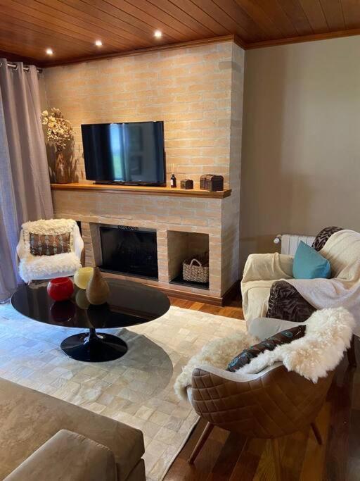 D27 Charme E Conforto A 800m Do Capivari, Wi-fi, Aquecimento ,2 Vagas- By Hostyn Apartamento