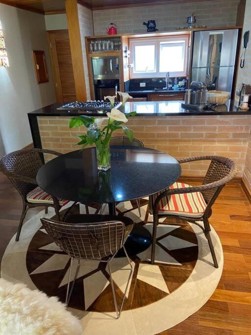 Apartamento D27 Charme E Conforto A 800m Do Capivari, Wi-fi, Aquecimento ,2 Vagas- By Hostyn *